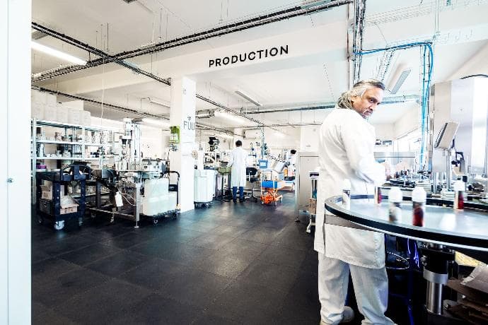 Vue d’ensemble de l’atelier de production et de ses lignes de conditionnement.